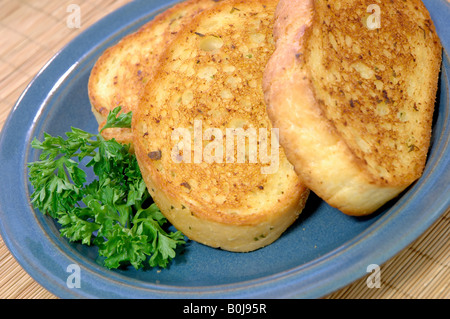 Drei Scheiben Toast Texas auf einer kleinen blauen keramische Platte Stockfoto