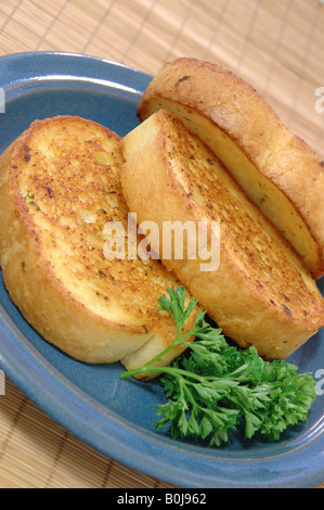 Drei Scheiben Toast Texas auf einer kleinen blauen keramische Platte Stockfoto