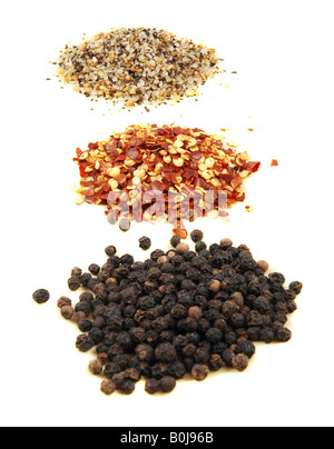 Gewürze, Würzmittel und Paprika auf einem weißen Hintergrund Stockfoto