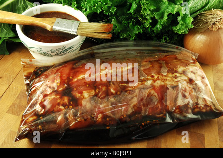 Frisches Schweinefleisch Baby zurück ribs marinieren in einer Plastiktüte auf ein Schneidebrett Küche Stockfoto