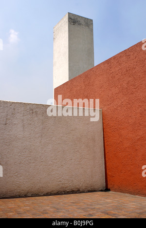 Farbenfrohe Außenwände des Museo Casa Luis Barragán Hausmuseums in Mexiko-Stadt Stockfoto