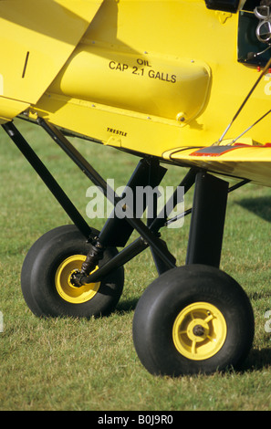 Main landing gear von alten Trainer Doppeldecker De Havilland DH 82c Tiger Moth Stockfoto