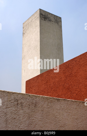 Farbenfrohe Außenwände des Museo Casa Luis Barragán Hausmuseums in Mexiko-Stadt Stockfoto