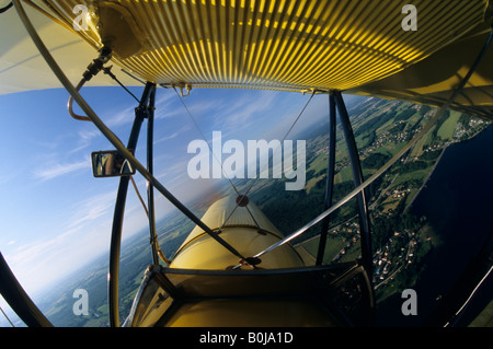 Im Cockpit-Ansicht im Flug von einer alten britischen Trainer Doppeldecker De Havilland DH - 82c Tiger Moth Stockfoto