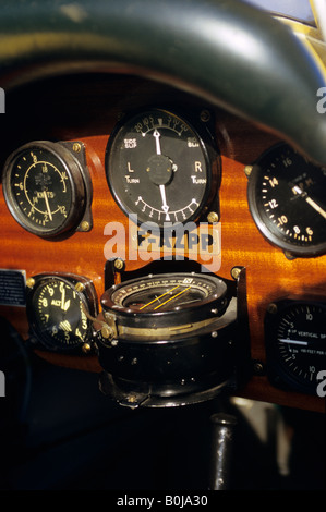 Instrumenten-Panel mit einer alten Trainer Doppeldecker De Havilland DH 82c Tiger Moth Stockfoto