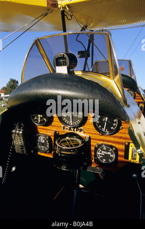 Cockpit der alten britischen Trainer Doppeldecker De Havilland DH - 82c Tiger Moth Stockfoto