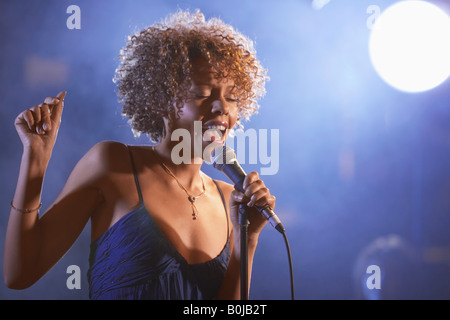 Jazz-Sängerin im Club Stockfoto