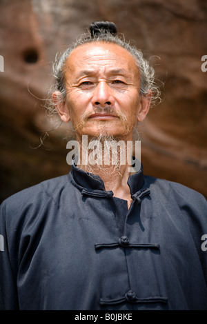 Klug und stolz bärtige alte Priester / Wahrsagerin in der Nähe der tausend Buddhas Klippen (Leshan, Sichuan, China) Stockfoto