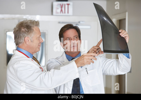 Zwei Ärzte betrachten Röntgenbild im Krankenhaus Stockfoto