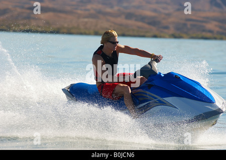 Junger Mann Reiten Jetski auf See Stockfoto