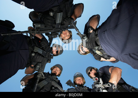 Gruppenbild der Swat-Offiziere im Kreis stehend Stockfoto