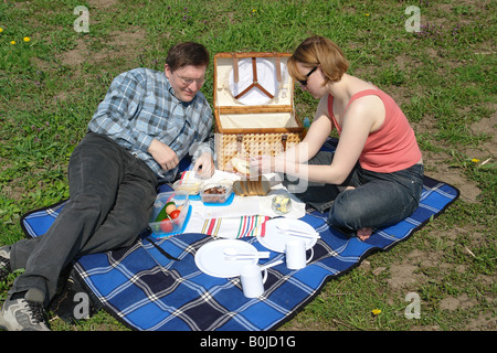 Paar beim Picknick im park Stockfoto