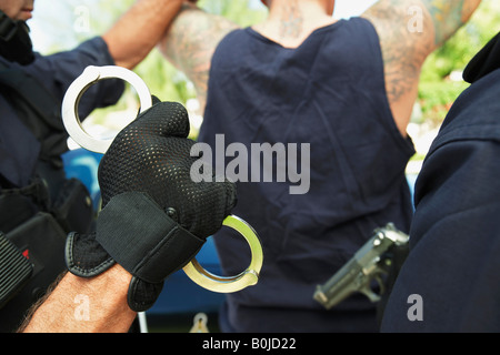 Polizisten in Aktion, Nahaufnahme von Handschellen Stockfoto