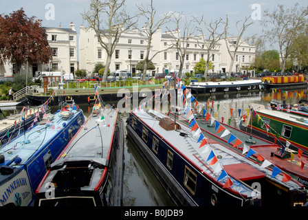 Klein-Venedig: Häuser mit Blick auf Becken und Freizeitsektor geschmückt mit Fahnen und Wimpel am Canalway Kavalkade, Nord-London Stockfoto