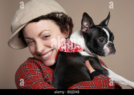 Junge Frau mit französische Bulldogge, Nahaufnahme Stockfoto