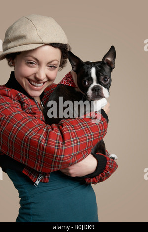 Junge Frau mit französische Bulldogge Stockfoto