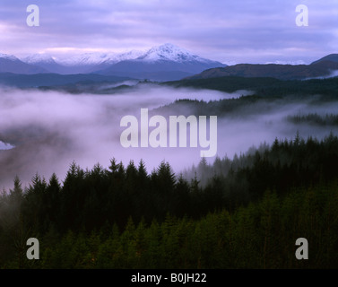 Nebel liegt über Loch Garry, Schottland, UK Stockfoto