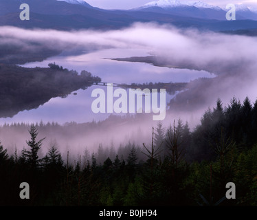 Nebel liegt über Loch Garry, Schottland, UK Stockfoto