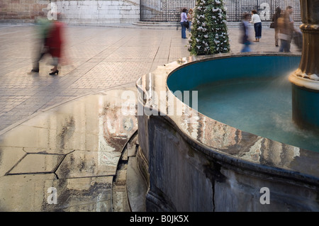 Malaga, Spanien. Plaza del Obispo und Reflexion der Kathedrale in Brunnen Stockfoto