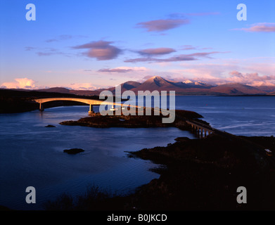 Die Red Cuillin Skye betrachtet über die Brücke von Kyle Lochalshe, Schottland, Vereinigtes Königreich. Stockfoto