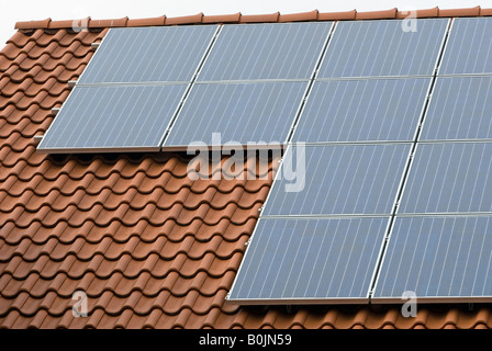 Solarzellen zur Stromerzeugung auf dem Dach eines Hauses in Horst, Nord Rhein Westfalen, Deutschland. Stockfoto