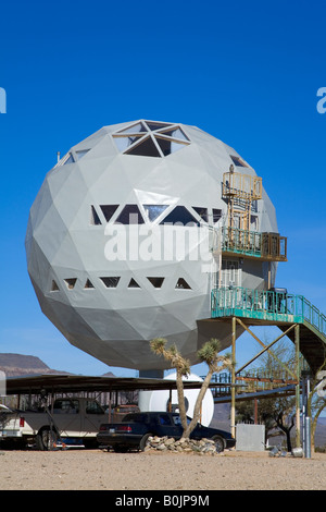 Geodätische Kuppel Haus zwischen Kingman und Nadeln, Alamo Road, Arizona, USA Stockfoto