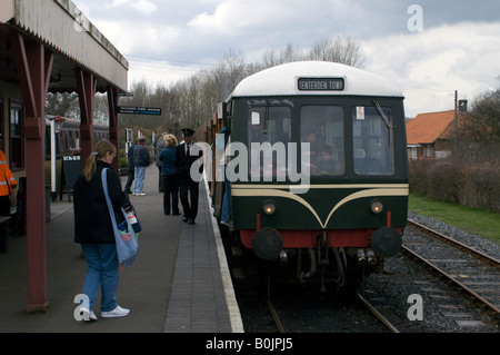 Diesel mehrere Einheit (DMU) Zug an der Northiam Station auf Kent und East Sussex Railway. Stockfoto