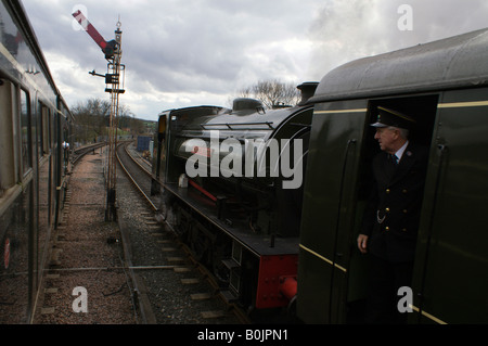 Geschleppte Dampfzug Kent und East Sussex Railway DMU weitergeben. Stockfoto