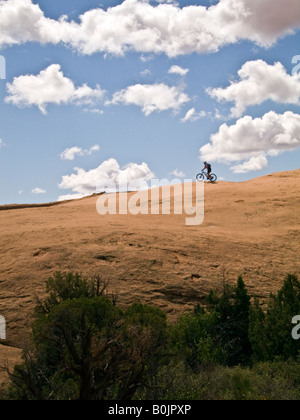 Mountain Biker/s auf den Slickrock Mountainbike-Trail in der Nähe von Moab, Utah Stockfoto