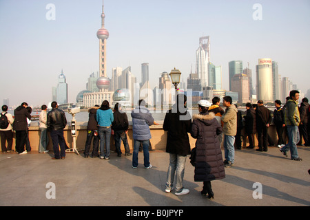 Chinesische Touristen und Ausflügler auf den Bund in Shanghai.China Stockfoto