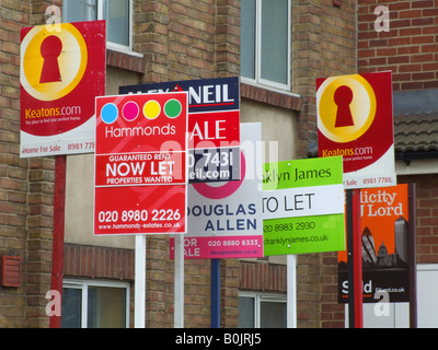 "Zu vermieten" und "zu verkaufen" Zeichen, London, England, Stockfoto