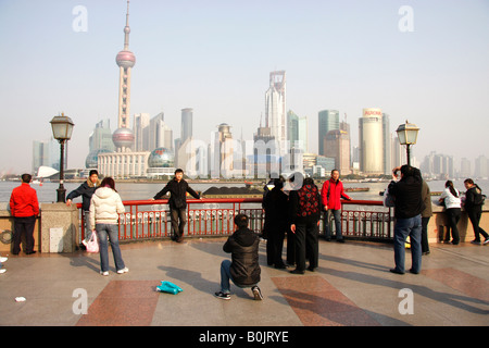 Chinesische Touristen und Ausflügler auf dem Bund in Shanghai. Stockfoto