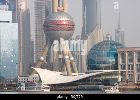 Blick auf der Basis der Pearl Tower und Pudong Bauten aus der "Bund" am Fluss Huangpu, Shanghai, China Stockfoto