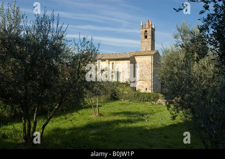 Die Hügel ummauerten Dorf Monteriggioni in der Toskana zeigt den Turm der romanischen Kirche. und Olivenbäumen. Stockfoto