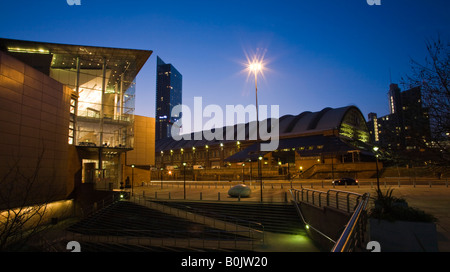 Bridgewater Hall und Manchester Central (G-MEX) in der Nacht. Manchester, Greater Manchester, Vereinigtes Königreich. Stockfoto