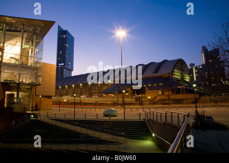 Bridgewater Hall und Manchester Central (G-MEX) in der Nacht. Manchester, Greater Manchester, Vereinigtes Königreich. Stockfoto