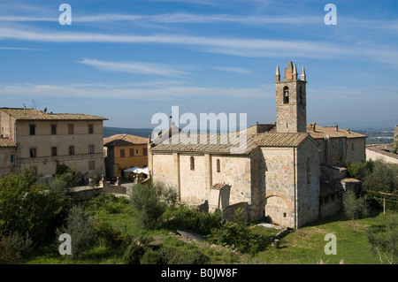 Die Hügel ummauerten Dorf Monteriggioni in der Tuscany.Romanesque Kirche Stockfoto