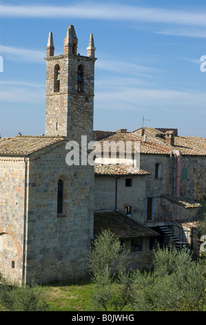 Die Hügel ummauerten Dorf Monteriggioni in der Tuscany.Romanesque Kirche Stockfoto