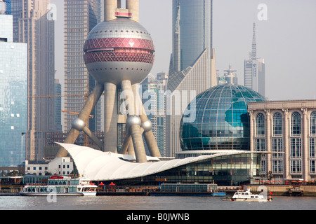 Blick auf der Basis der Pearl Tower und Pudong Bauten aus der "Bund" am Fluss Huangpu, Shanghai Stockfoto