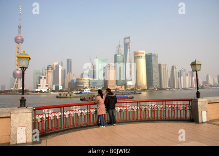 Blick auf Pudong vom Bund, direkt am Wasser des Flusses Huangpu, Shanghai. Stockfoto