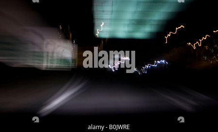 Nachtfahrten mit Beschleunigung Lichter Stockfoto