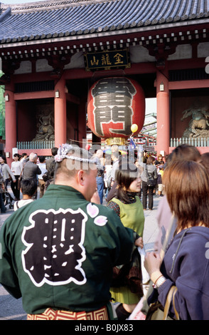 7. November 2004 - die berühmten roten Chochin Laterne des Kaminari Mo (Tor des Donners) in Tokios historisches Viertel Asakusa. Stockfoto