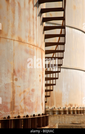 Rostiges Metall Wendeltreppe nach oben führt. Stockfoto