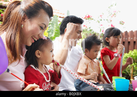 Familie im Garten mit Kindern spielen Stockfoto