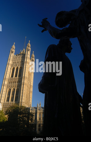 Der Victoria Tower der Houses of Parliament und Statue in Victoria Tower Gardens, London UK Stockfoto
