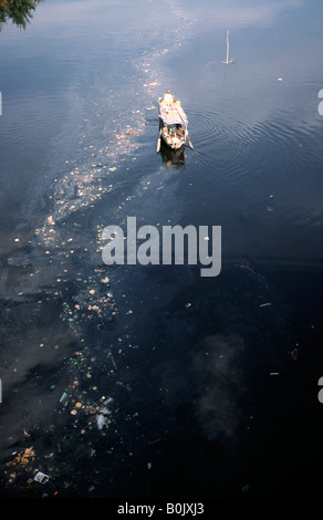 6. Februar 2003 - Mann sammeln wiederverwertbare Abfälle am Fluss Saigon in Ho-Chi-Minh-Viertel Cholon in Vietnam. Stockfoto