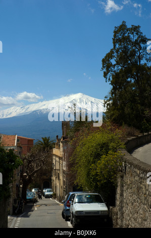 Ätna, schneebedeckten gesehen von über Taorminaunter, Taormina, Sizilien Stockfoto