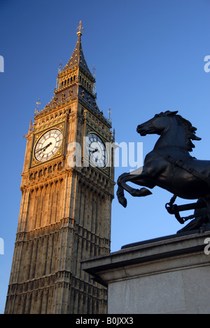 Big Ben und Pferd Boadicea Statue, London UK Stockfoto