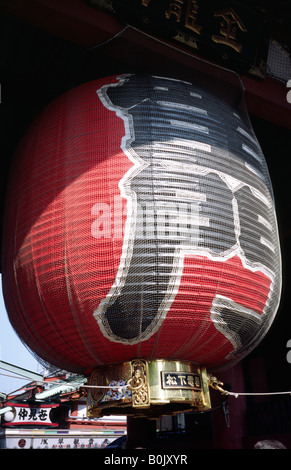 7. November 2004 - die berühmten roten Chochin Laterne von der Kaminari-Mon (Tor des Donners) in Tokios Asakusa. Stockfoto