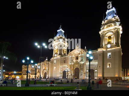 Die Kathedrale in der Plaza Mayor und Plaza de Armas (Hauptplatz) von der Altstadt von Lima. Stockfoto
